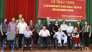 Trao tặng xe lăn cho người khuyết tật: chương trình đầy tính nhân văn 