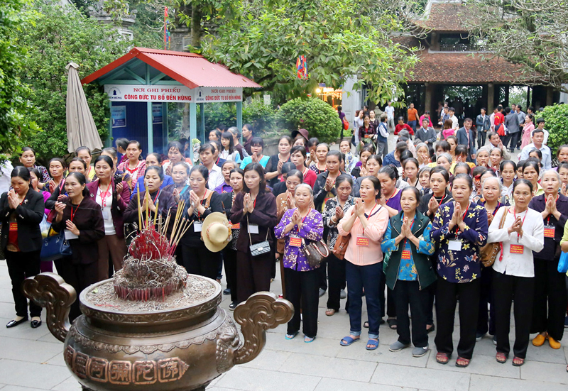 Người dân đất Việt thành kính tri ân công đức các vua Hùng trong dịp Giỗ Tổ Hùng Vương - Lễ hội Đền Hùng năm Đinh Dậu 2017. Ảnh: Nguyên An