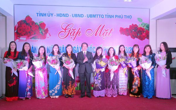 Bí thư Tỉnh ủy Hoàng Dân Mạc tặng hoa và quà chúc mừng những cán bộ nữ.