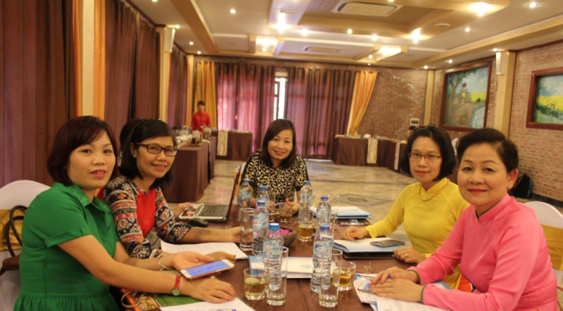 Phó Chủ tịch Hội LHPNVN Trần Thị Hương (bìa phải) cùng các đại biểu tại Lễ ra mắt Mạng lưới Lãnh đạo nữ.