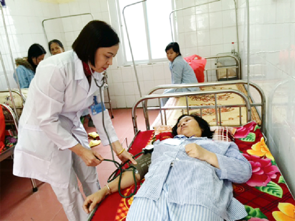  Bác sỹ chuyên khoa I Phạm Thị Tuyết Nhung chăm sóc bệnh nhân.