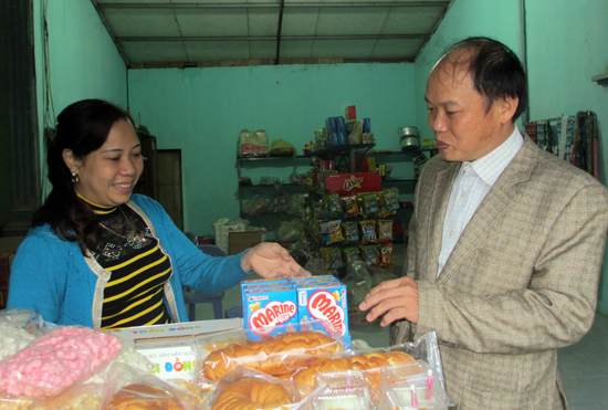 Chị Trần Thị Như Tuyết với mô hình kinh doanh tổng hợp cho hiệu quả kinh tế cao của gia đình.