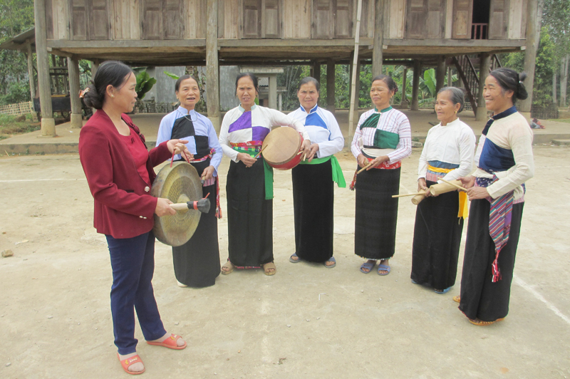 Bà Hà Thị Vân (ngoài cùng bên trái) hướng dẫn bà con kỹ thuật biểu diễn cồng chiêng, góp phần giữ gìn vốn cổ của dân tộc.
