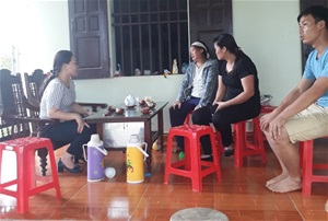 Hội LHPN tỉnh Phú Thọ thăm hỏi các hộ gia đình hội viên, phụ nữ bị thiệt hại do mưa lũ