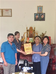 Hội LHPN huyện Phù Ninh tổ chức thăm hỏi, tặng quà các gia đình chính sách nhân dịp kỷ niệm 71 năm ngày Thương binh - liệt sĩ