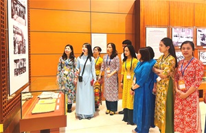 Chi bộ tỉnh Hội phụ nữ: Tham quan tòa nhà Quốc hội Việt Nam và khu trưng bày di tích góp phần giáo dục truyền thống