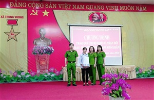Hội LHPN Công an thành phố Việt Trì  Nhận đỡ đầu học sinh nghèo vượt khó và hỗ trợ phụ nữ có hoàn cảnh khó khăn