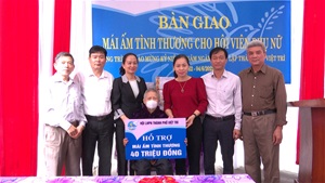 Hội LHPN thành phố Việt Trì bàn giao nhà mái ấm tình thương