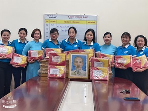 Các cấp Hội PN trong tỉnh tặng hơn 5.000 cờ Tổ quốc và ảnh Bác Hồ cho các hộ dân vùng biên giới tỉnh Lai Châu