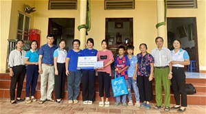 Cẩm Khê: Phối hợp tặng học bổng cho trẻ em mồ côi trên địa bàn huyện