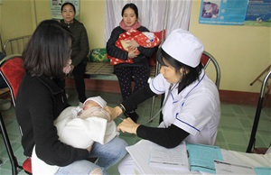 975 trẻ được tiêm chủng vắc xin ComBE five