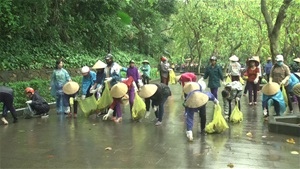 Hội LHPN thành phố Việt Trì  vệ sinh môi trường sau lễ hội Đền Hùng