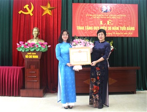 Chi bộ Tỉnh Hội phụ nữ tổ chức Lễ trao Huy hiệu 30 năm tuổi Đảng