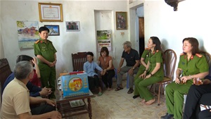 Việt Trì thăm và tặng quà cho Mẹ Việt Nam anh hùng và gia đình chính sách trên địa bàn thành phố.