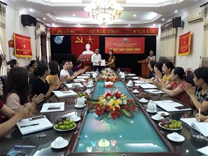 Chi bộ Tỉnh Hội phụ nữ tổ chức Lễ kết nạp đảng viên