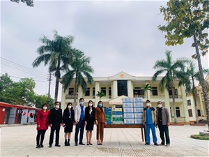 Hội LHPN huyện Thanh Ba phối hợp thăm, tặng quà cho Bệnh viện dã chiến huyện và BCĐ phòng, chống dịch covid-19 xã Chí Tiên