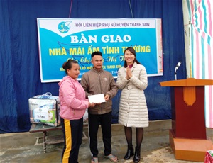 Hội LHPN huyện Thanh Sơn bàn giao nhà Mái ấm tình thương cho hội viên phụ nữ nghèo xã Võ Miếu