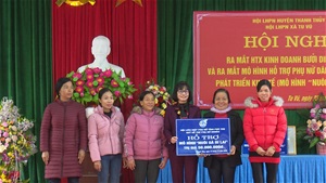 Hội LHPN huyện Thanh Thủy ra mắt HTX kinh doanh bưởi và mô hình nuôi gà ri lai xã Tu Vũ