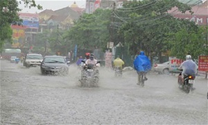 Bão Sơn Tinh suy yếu khi vào đất liền, cảnh báo mưa lớn trên diện rộng