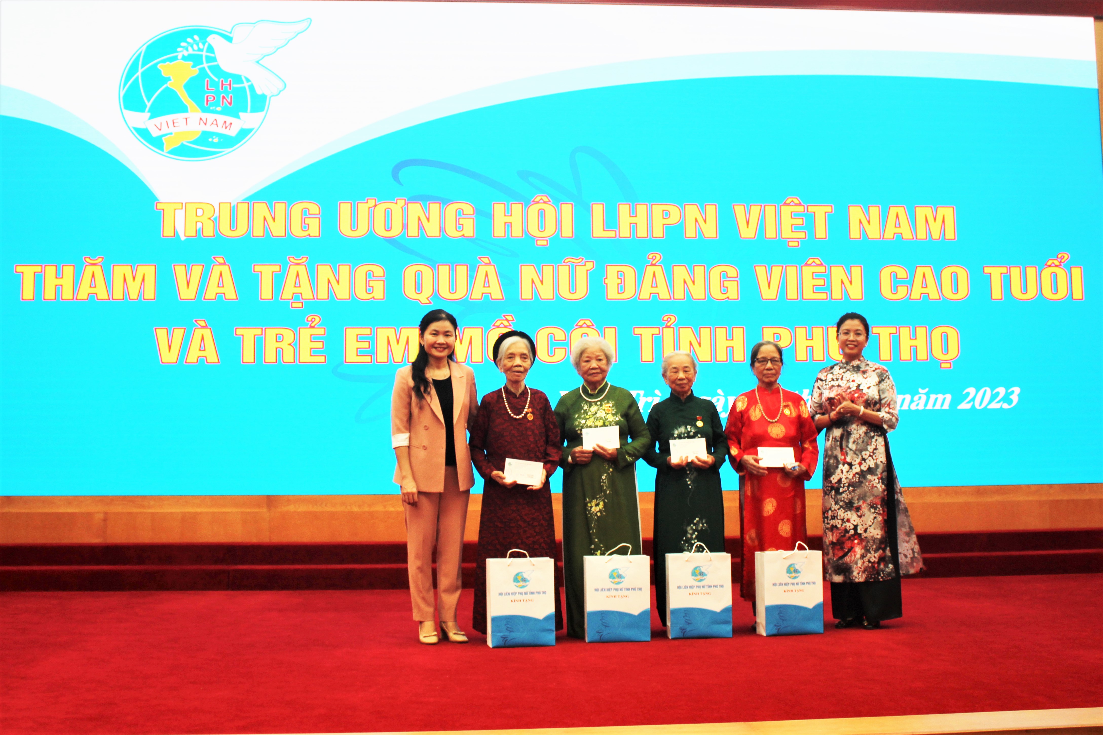 Trung Ương Hội LHPN Việt Nam thăm, tặng quà nữ đảng viên cao tuổi và trẻ em mồ côi