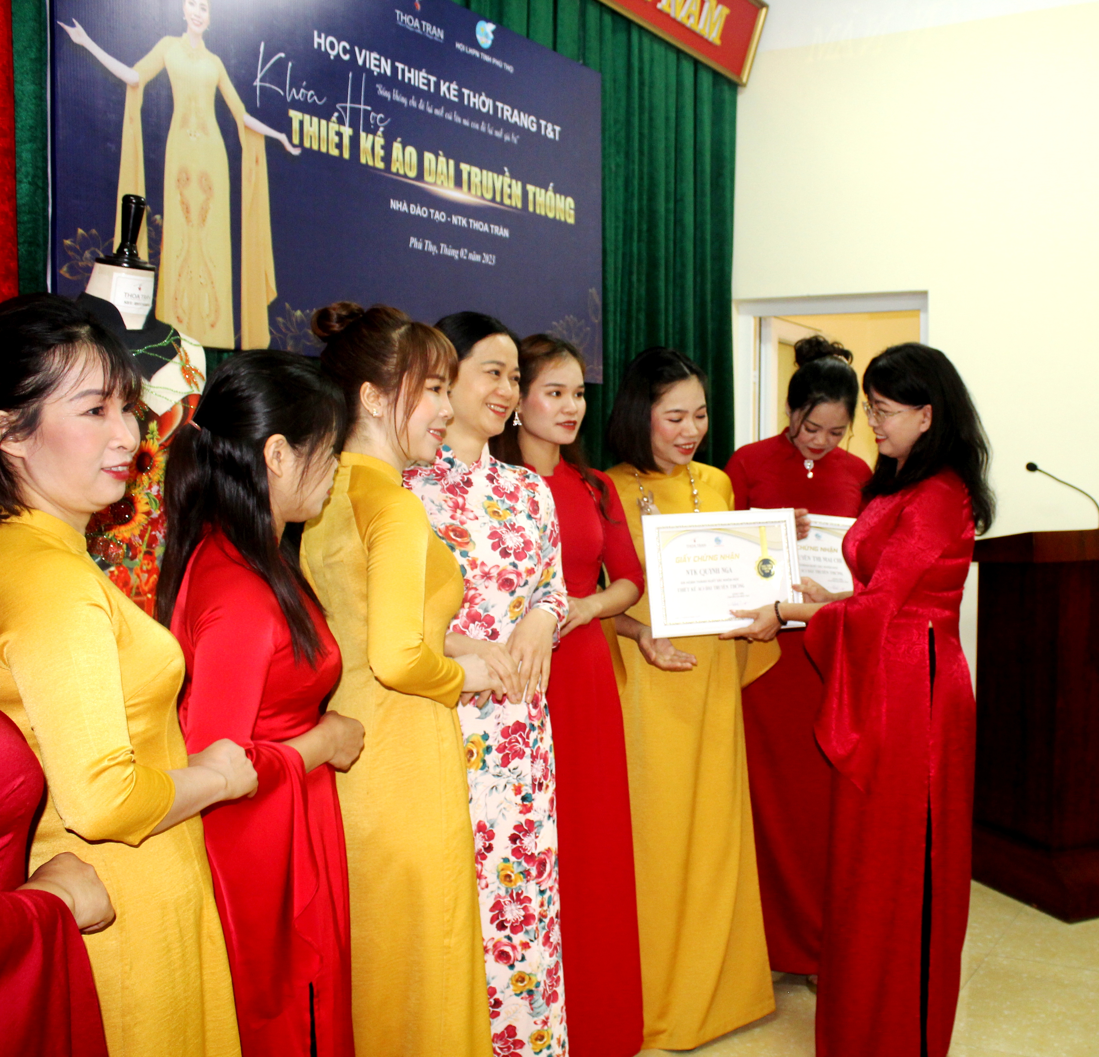 Hội viên phụ nữ Phú Thọ tự tin thiết kế, cắt may và tạo dáng trong trang phục áo dài truyền thống