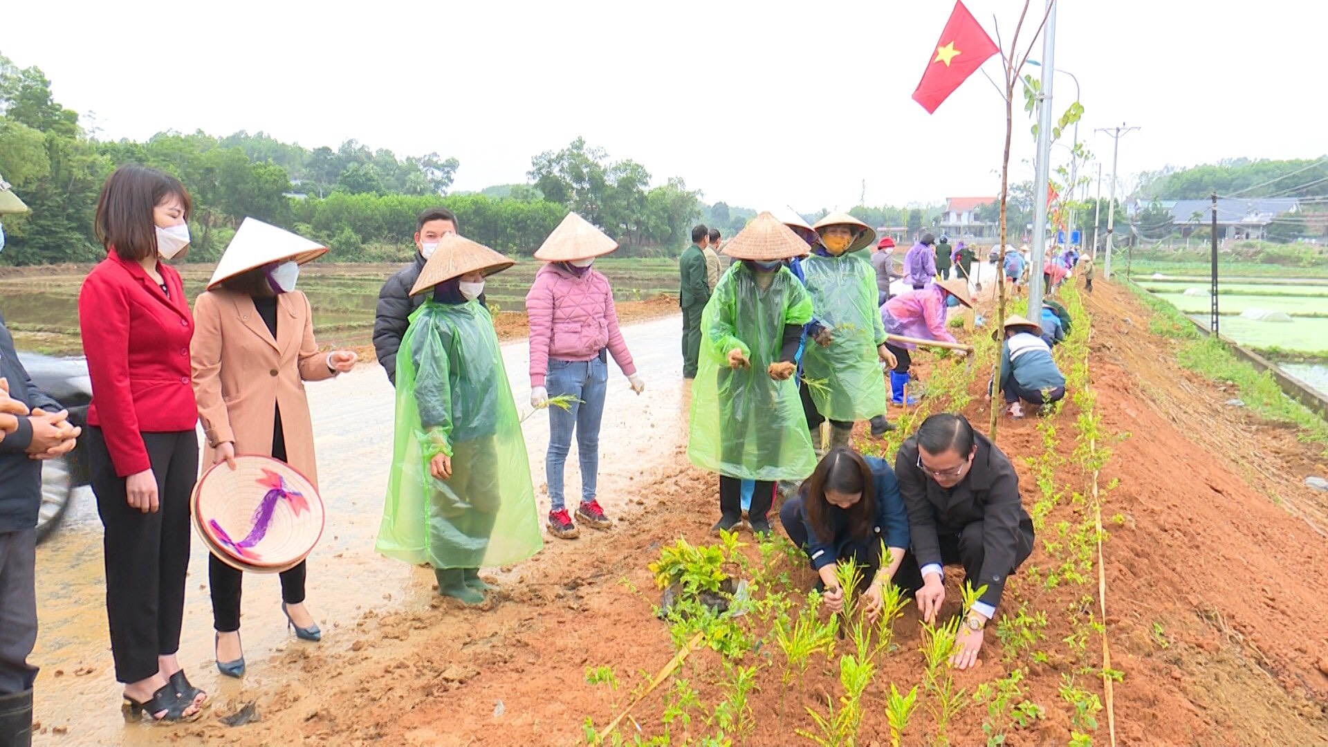 Hội LHPN huyện Phù Ninh ra quân đường hoa phụ nữ tại xã Trung Giáp