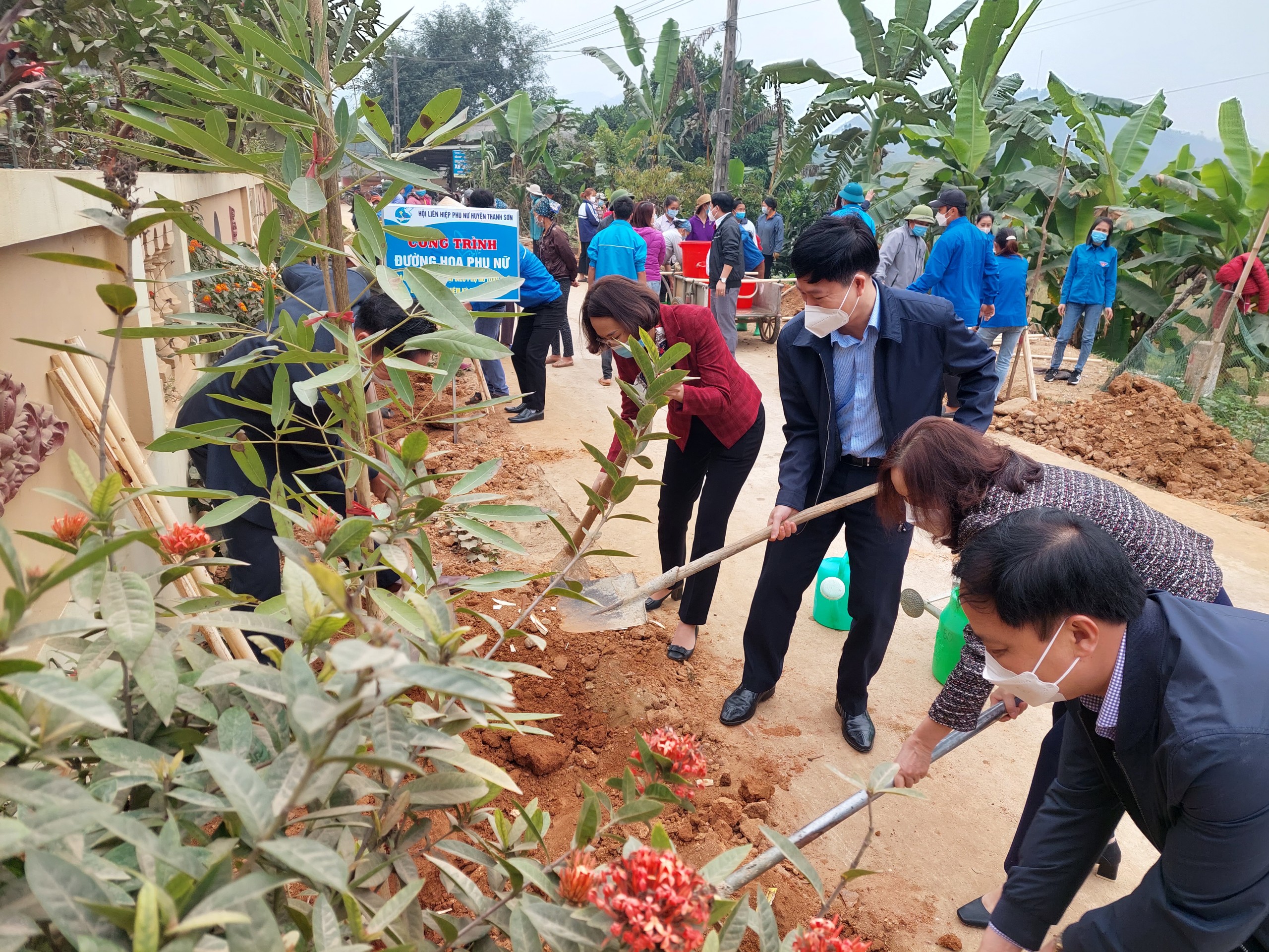Hội LHPN huyện Thanh Sơn ra quân trồng “Đường hoa phụ nữ” tại xã Khả Cửu